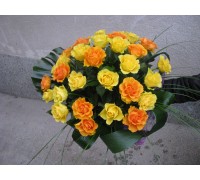 Букет с З1 бр. жълти и оранжеви рози без опаковка