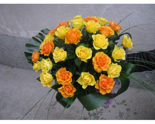 Букет с З1 бр. жълти и оранжеви рози без опаковка