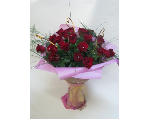 Романтичен букет с 19 бр. червени рози