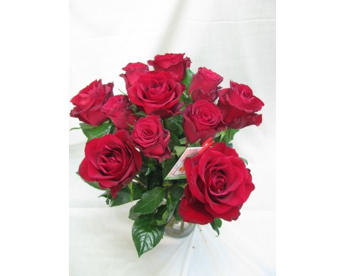 Букет 11 бр. червени рози .Поднася се във изящна стъклена ваза.
