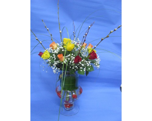 Букет 17 бр. рози, аранжирани във ваза, декорирани с гипсофил, берграс и листа аспедистра