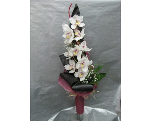 Стилен букет с орхидея цимбидиум, аранжиран с листа корделине , аралия и гипсофил