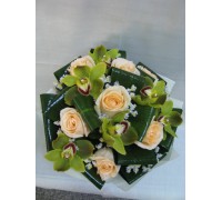Стилен букет с рози и орхидея 