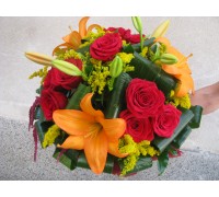  Букет червени рози и оранжев лилиум, аранжиран с листа аспидистра, солидаго, и листа аралия
