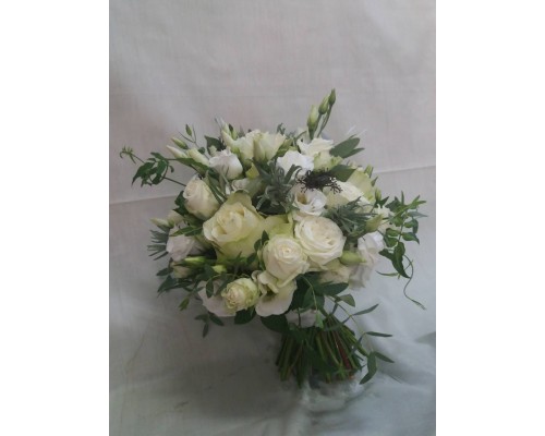 Нежен букет с бели рози, спрей рози, алстромерия и еустома аранжиран с нежна зеленина