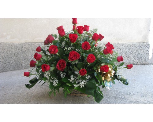  Кошница с 51 бр, червени рози
