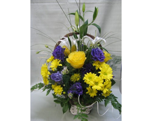 Кошница с 3 бр. жълти рози, 1 бр. бял лилиум, 3 бр. лилава еустома и 3 бр. жълта хризантема.