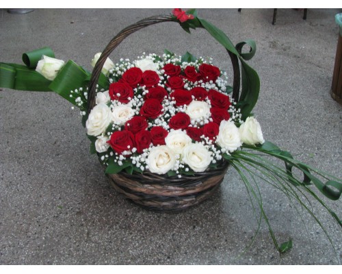 Кошница цифра 25 с 21 бр. червени рози и 12 бр. бели рози.