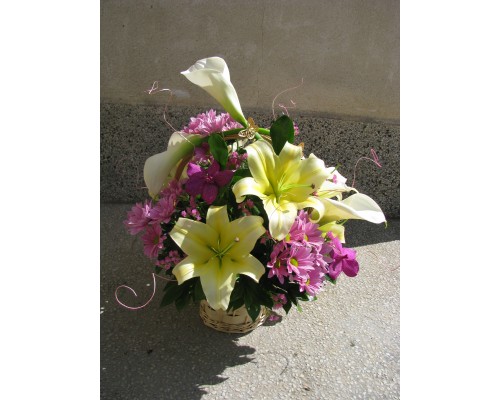 Кошница с лилиум, хризантема, кали и орхидея Ванда.