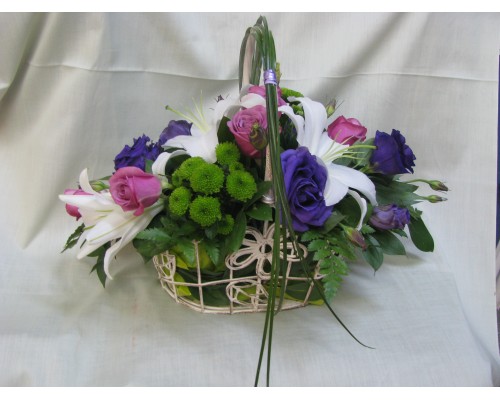 Кошница с бял лилиум, 7 бр. розови рози, 3 бр. лилава еустома и 2 бр. хризантема.