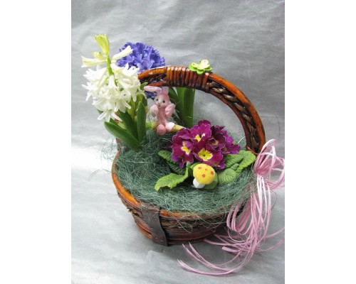 Композиция със пролетни саксийни цветя, Примула и два броя зюмбюли в кошничка